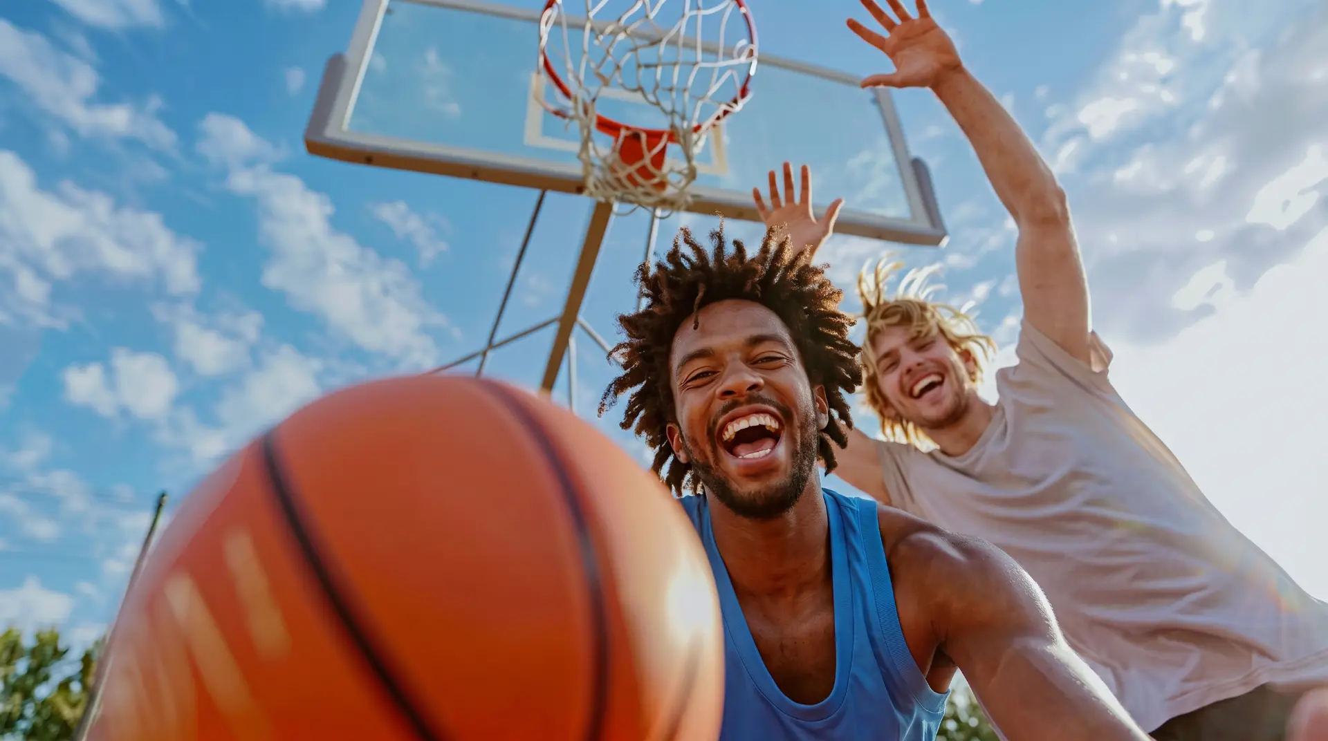 Amigos jogando basquete ao ar livre em um dia de sol